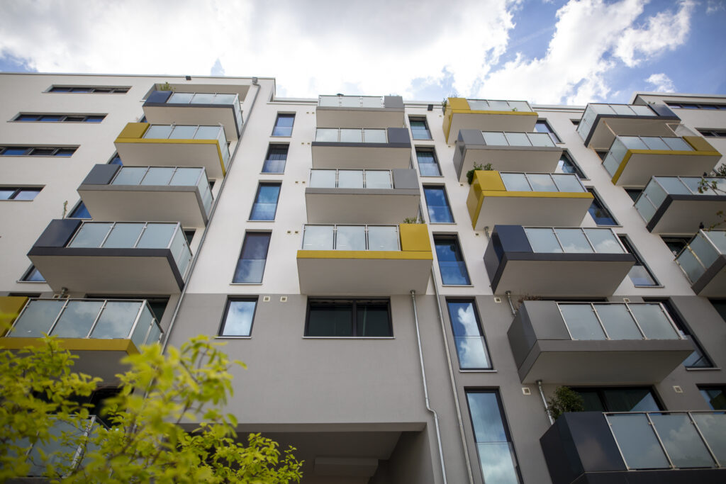 Fotografie eines Wohnblocks mit Balkonen, sehr modern gestaltet