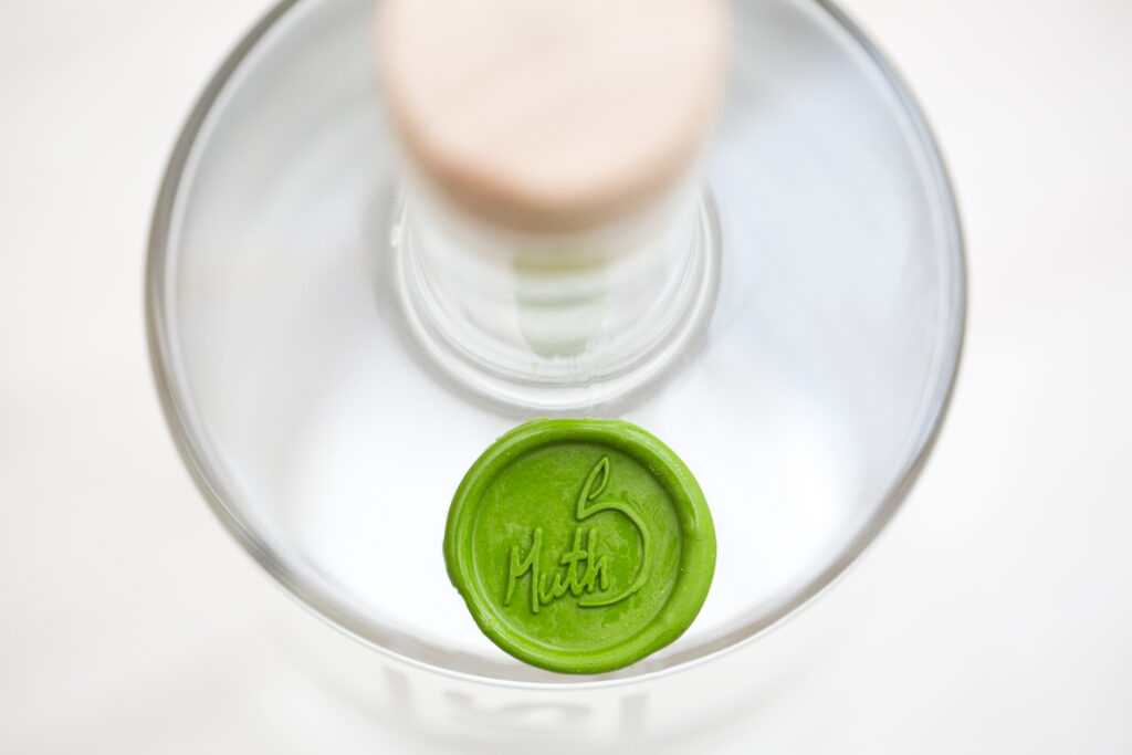 Flasche mit MUTH Siegel aus Wachs (in grün), Closeup Fotografie