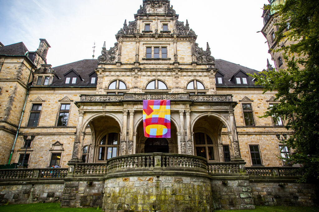 Bückeburger Schloss mit einer großen Fahne der Veranstaltung #01 am Haupteingang