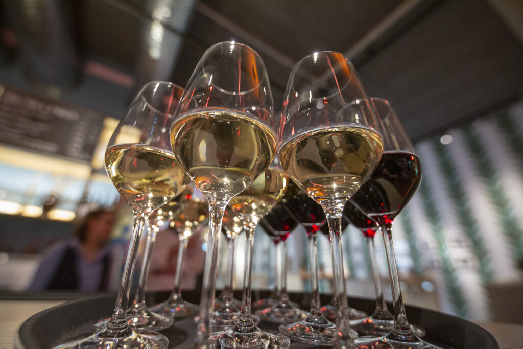 Weingläser mit Rot- und Weißwein auf einem Tablet, fotografiert aus der Froschperspektive