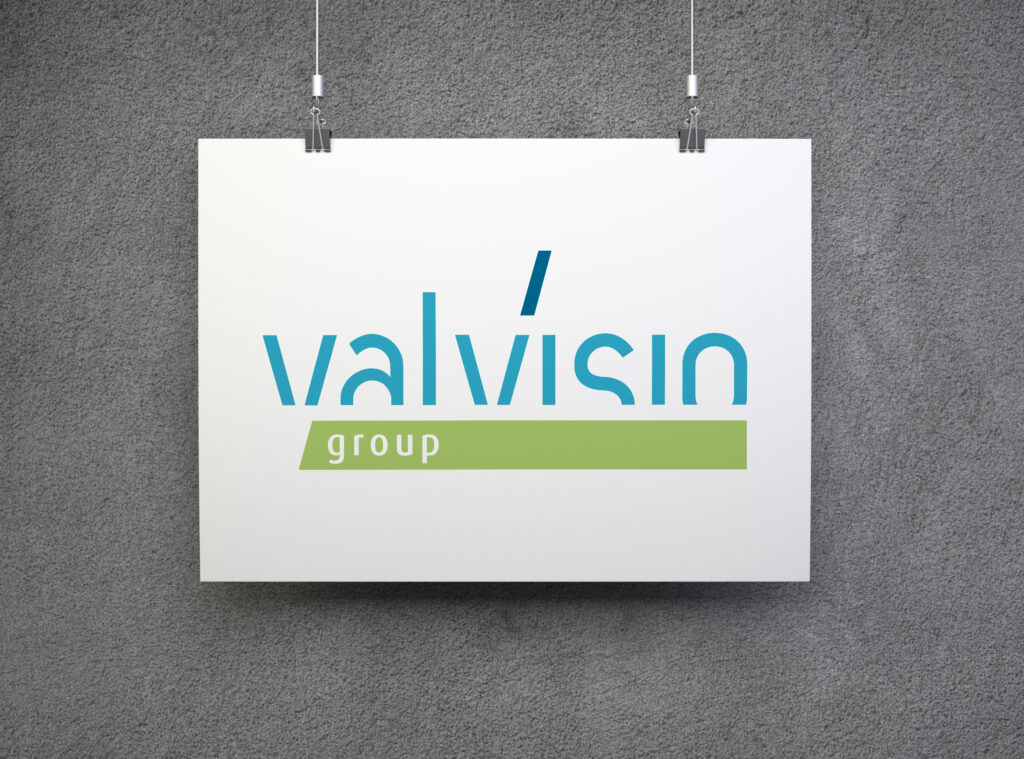 Mockup mit dem Logo von valvisio group auf einem Schild vor einer verputzten grauen Wand