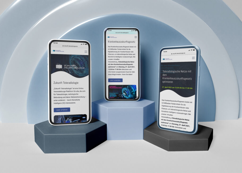 Drei Smartphones mit der Webseite von Zukunft Teleradiologie auf drei unterschiedlich hohen Sockeln