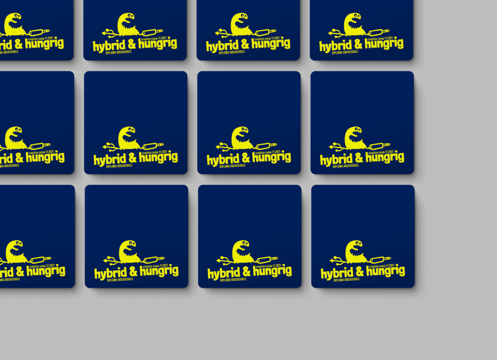 Mockups der Filzuntersetzer mit Logo des Creative Camps, insgesamt 12 Stück in dunkelblau mit leuchtend gelbem Logo
