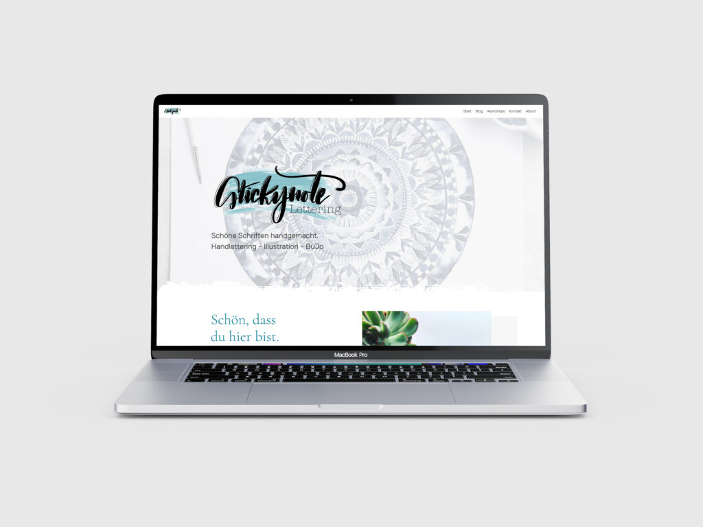 Mockup der Webseite von Stickynote Lettering auf einem Macbook, der Header ist zu sehen