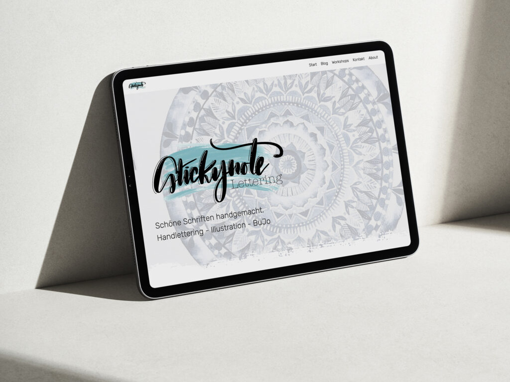 Mockup der Webseite von Stickynote Lettering auf einem Tablet, der Header ist zu sehen