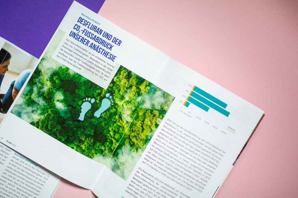 Magazin mit dem Artikel mit CO2 in der Anästhesie und einem Bild eines Waldes mit zwei Seen in Fußform
