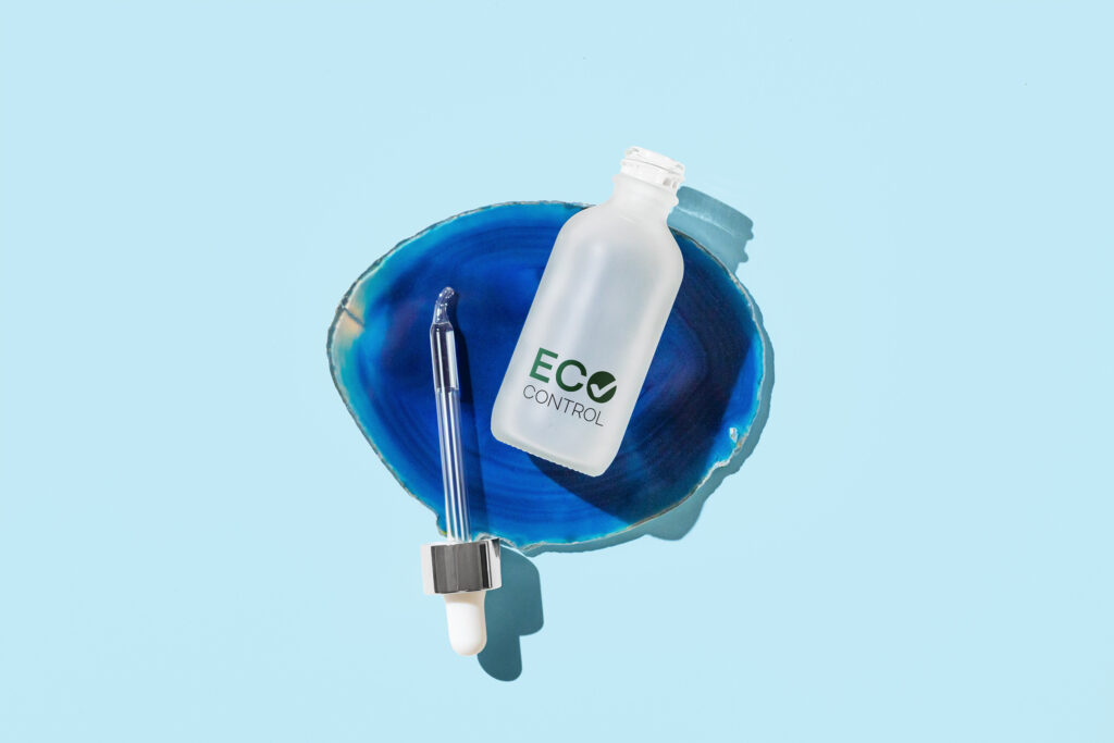 Mockup des neuen ECO Control Logos auf einer Flasche auf einem Glasstein