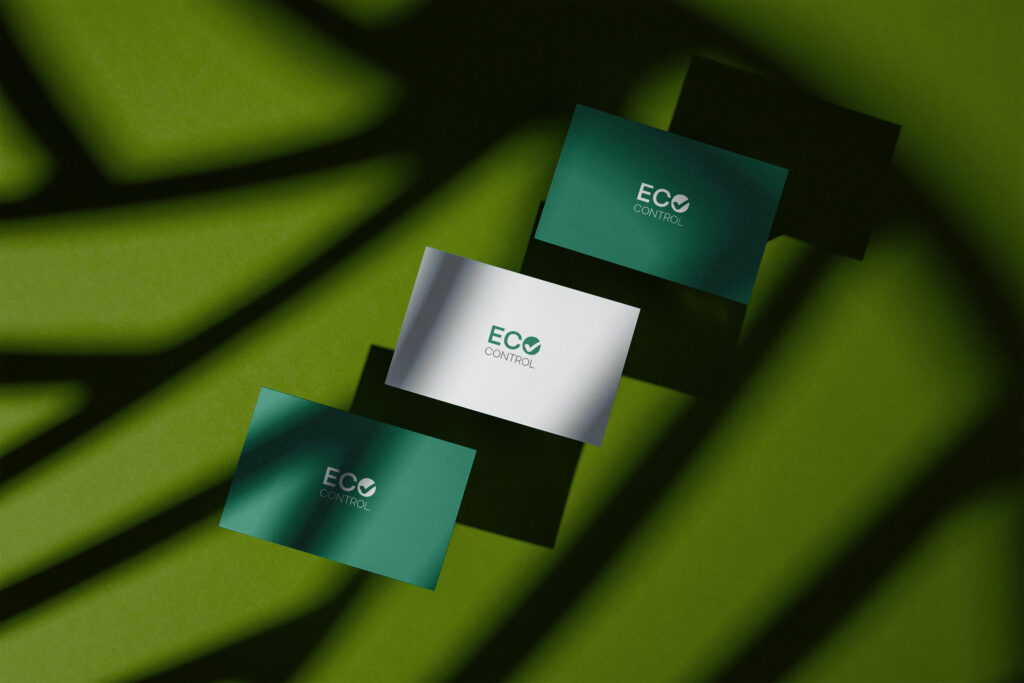 Neues Eco Control Logo auf 3 Karten in weiß und grün auf gemustertem schattierten Hintergrund